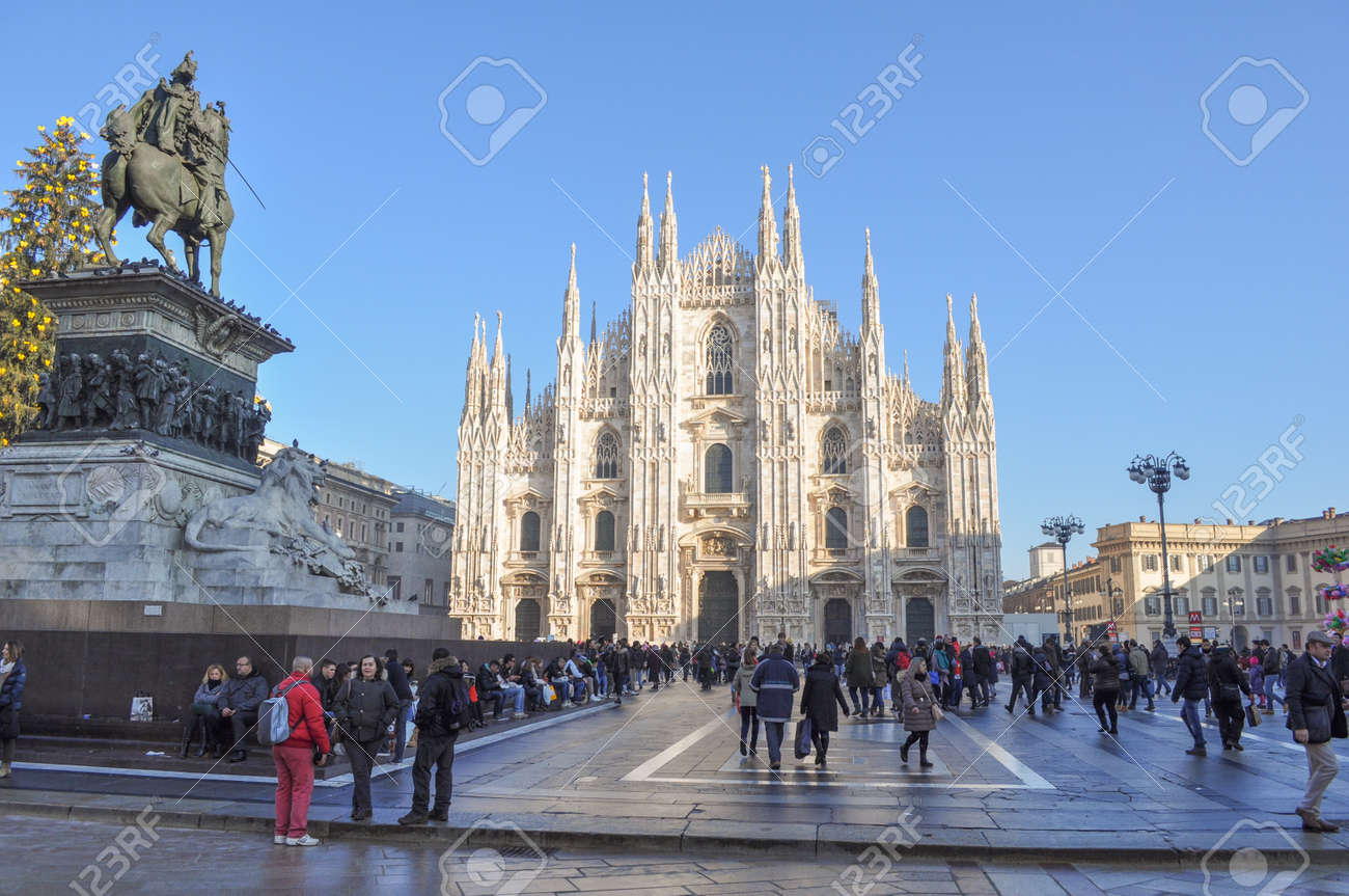 観光客がミラノのドゥオーモのゴシック様式の大聖堂の前にドゥオーモ広場教会ミラノ イタリア の写真素材 画像素材 Image