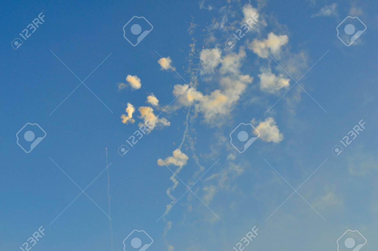 夏の青空に昼間の花火 の写真素材 画像素材 Image
