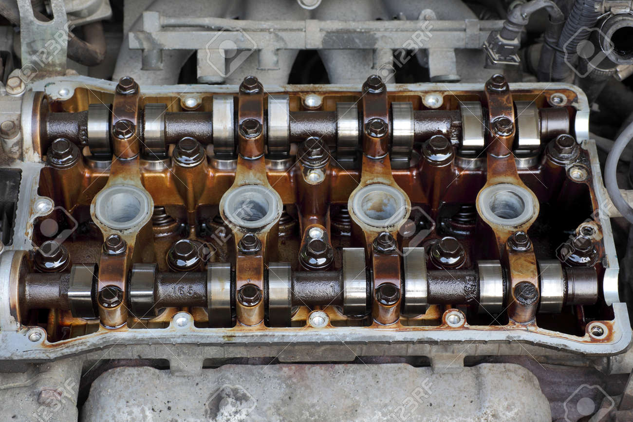 車エンジン ヘッド 2 カムシャフト システムの部分のクローズ アップ の写真素材 画像素材 Image