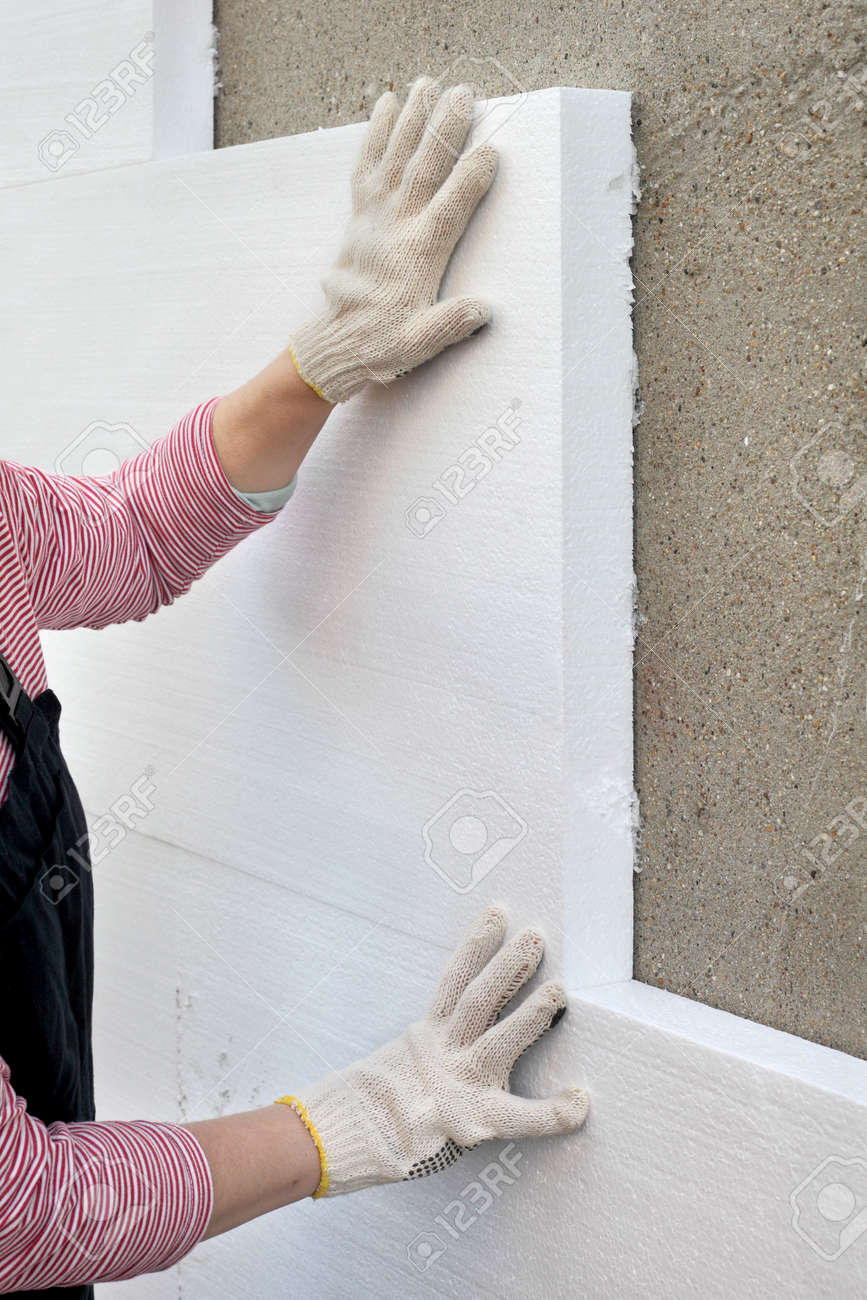 ポリスチレン シート断熱材 壁を配置する労働者 の写真素材 画像素材 Image