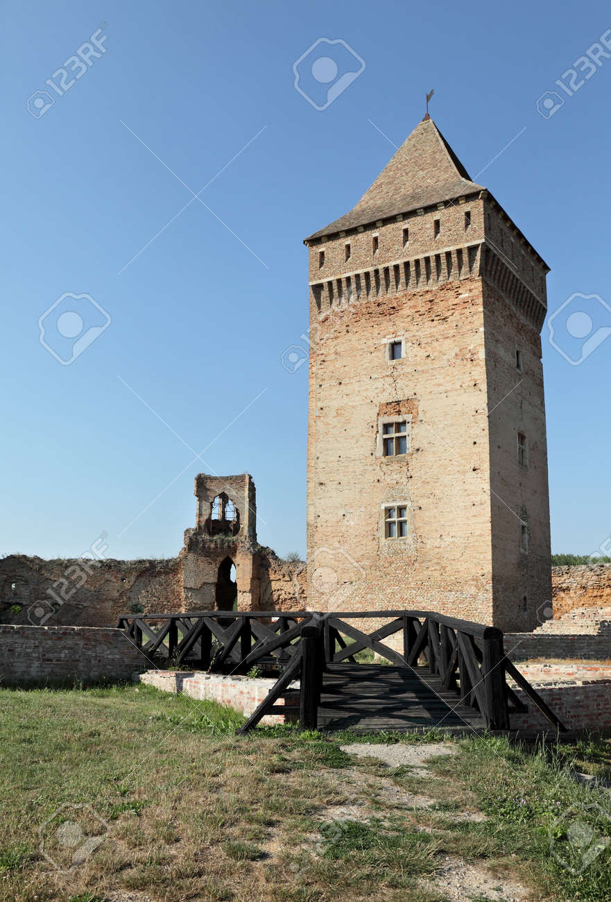 18 世紀に破壊される Bac は セルビア ヴォイヴォディナの 14 世紀に完成した中世の要塞 の写真素材 画像素材 Image