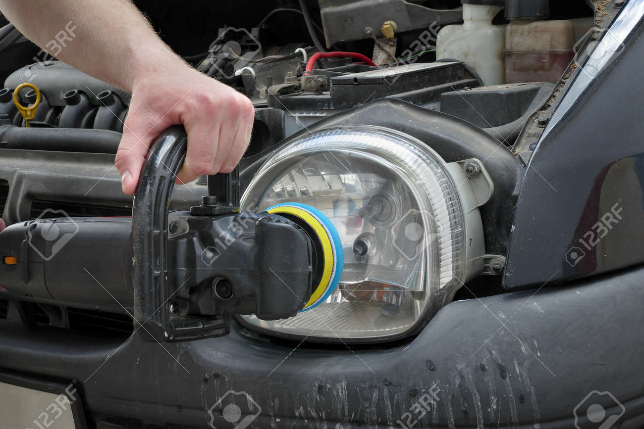 ライト ワーカーの手 ツールのクローズ アップ現代の車ヘッドライトの修復 の写真素材 画像素材 Image