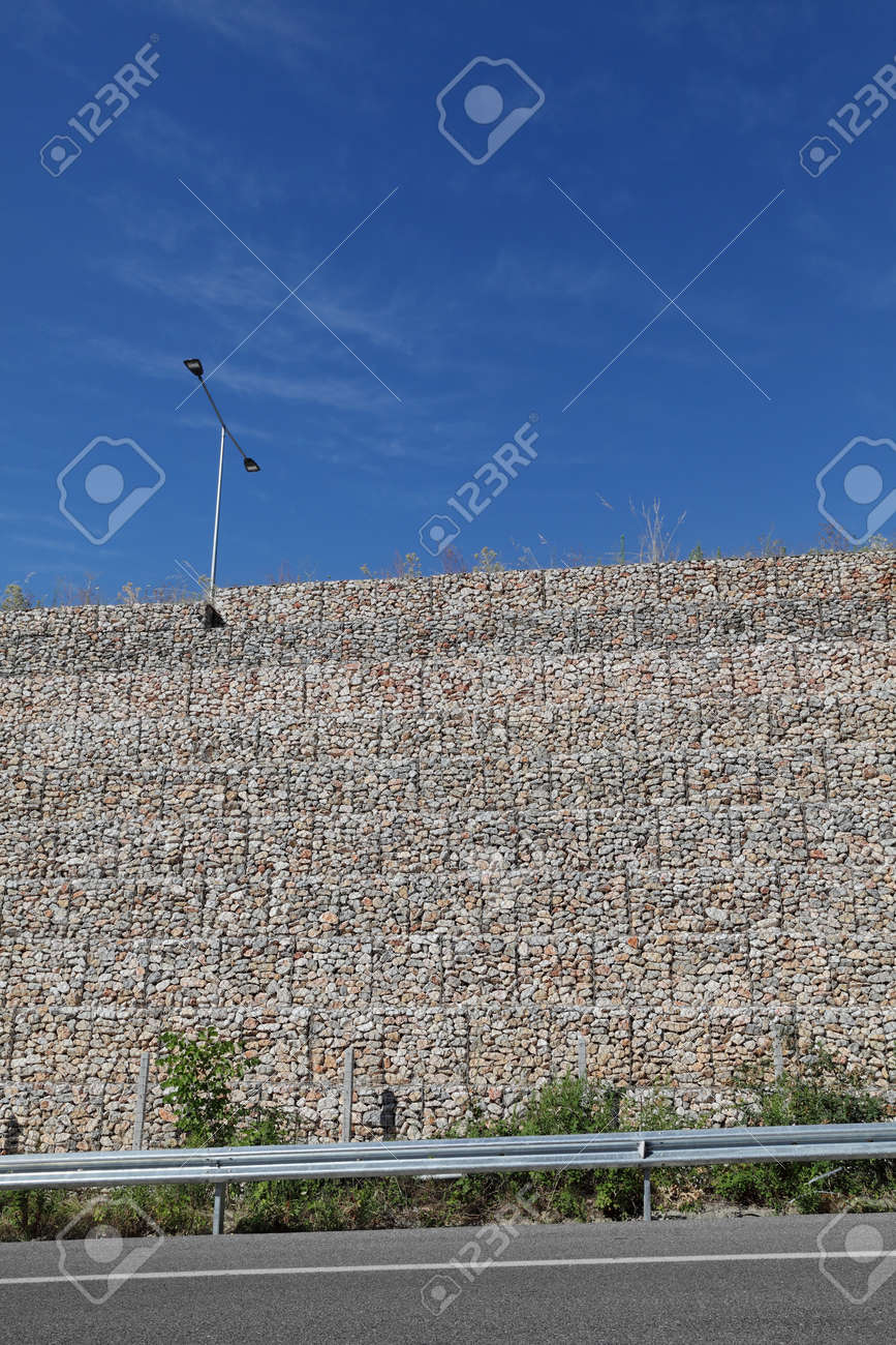 ギリシャの高速道路に使用されるスチール メッシュで補強された砂利の道路盛土 の写真素材 画像素材 Image