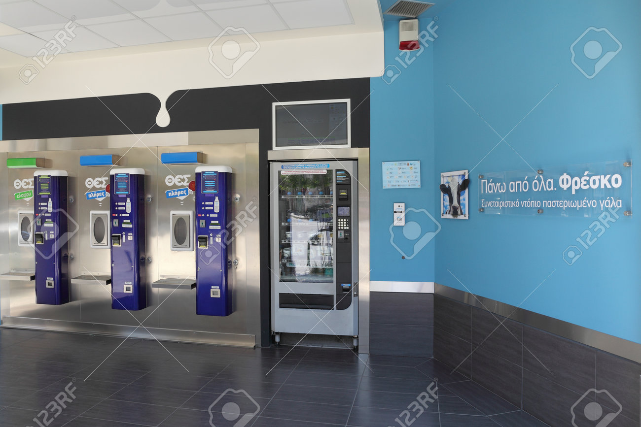 LARISSA, GREECE-31 JULY 2017, Larissa Greece의 우유 자판기, 우유 ATM, 우유 제품 판매를위한  새로운 방법, 24 시간 영업 로열티 무료 사진, 그림, 이미지 그리고 스톡포토그래피. Image 90354245