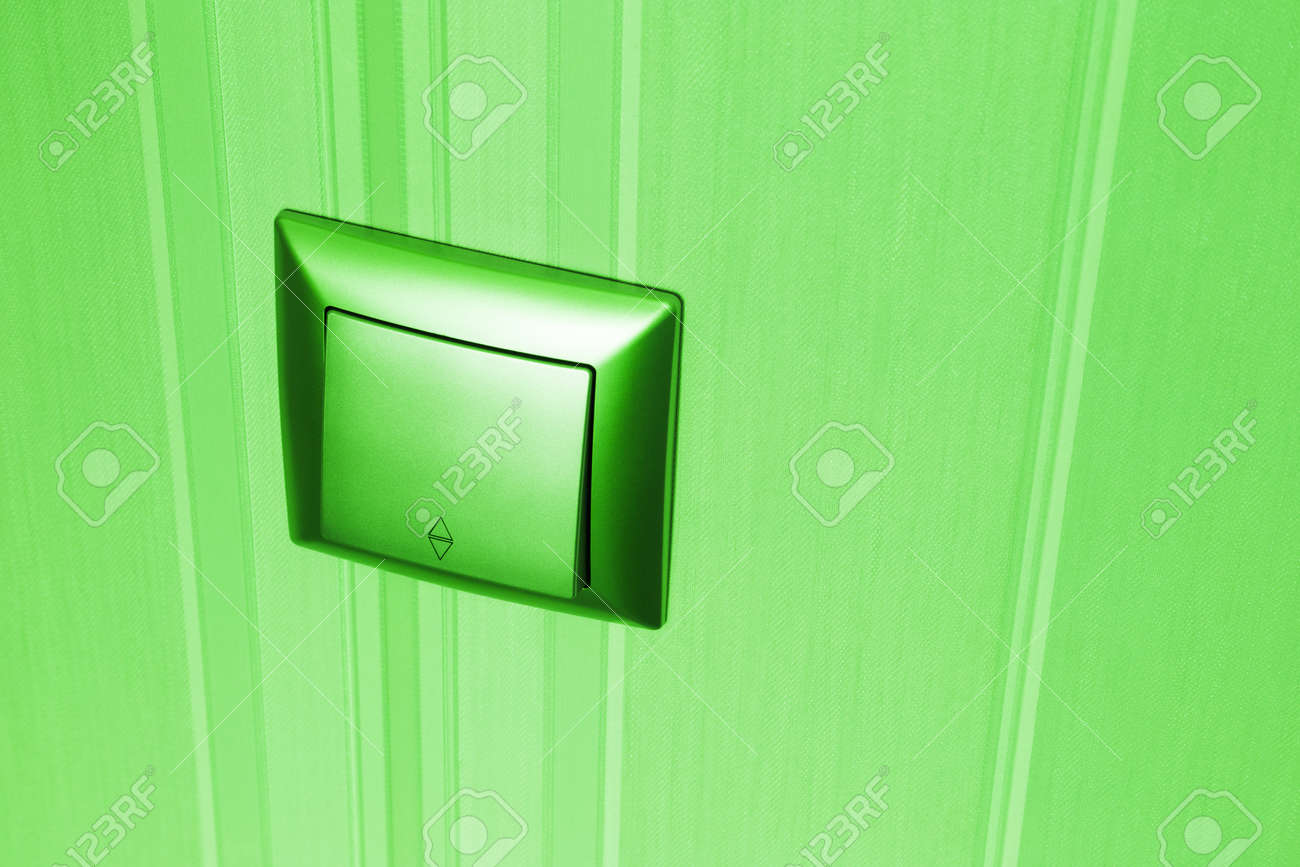 Grüner Elektrischer Lichtschalter Des Plastiks Brachte An Einer Wand ... Grüner Elektrischer Lichtschalter Des Plastiks Brachte An Einer Wand ...