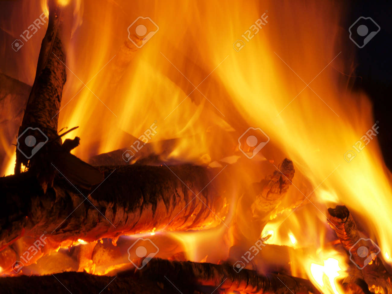Ateie Fogo A Chamas De Uma Fogueira Em Um Fundo Preto Fogueira Quente Brilhante Queimando A Noite Pilha De Madeira Foi Inflamada Balefire Ou Chama E Para Caminhadas Tradicoes Pagas E Antigas