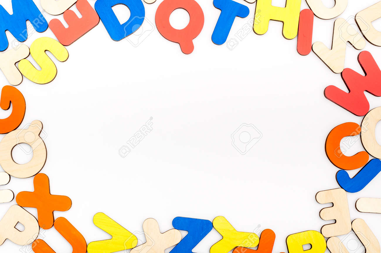 英語のアルファベットの木製文字がカオス白背景に横たわっている黄色 赤 青 オレンジ色の水彩絵の具で描かれています の写真素材 画像素材 Image