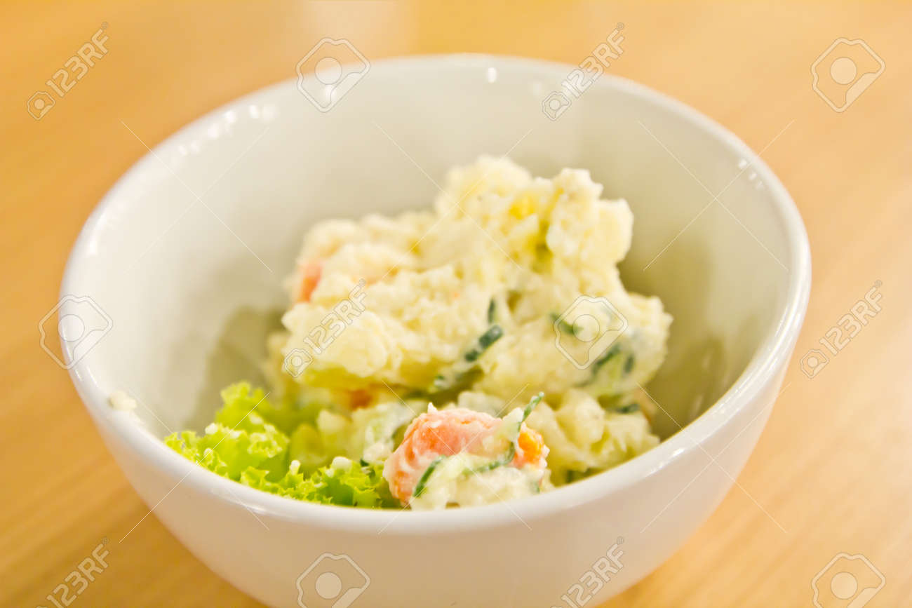 白いボウルのポテトサラダ の写真素材 画像素材 Image