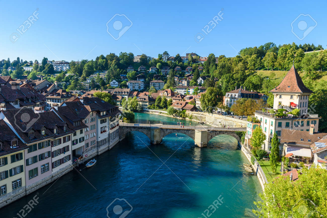 Bern Altstadt Mit Fluss re Blick Auf Brucke Hauptstadt Der Schweiz Lizenzfreie Fotos Bilder Und Stock Fotografie Image