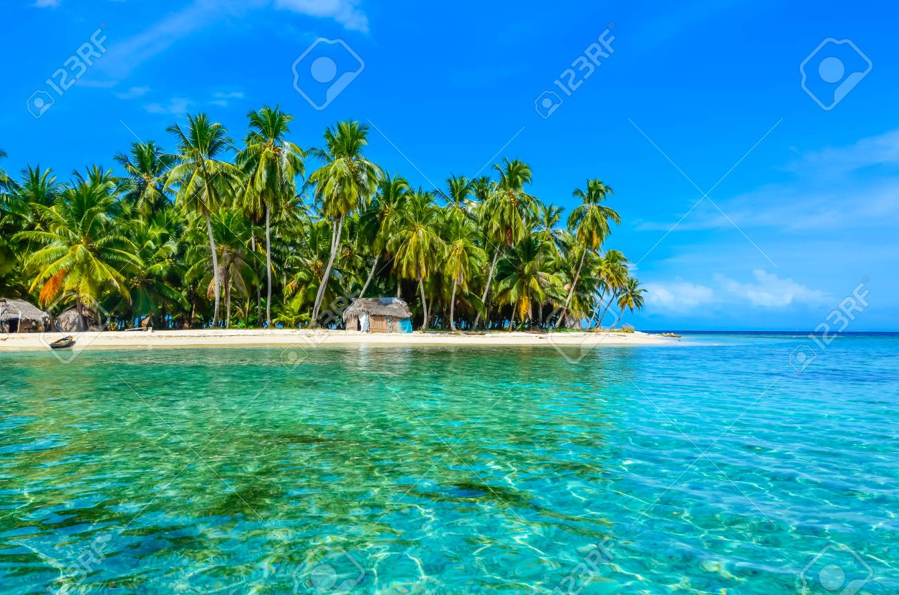 カリブ海のサンブラス島 Kuna Yala パナマで美しい孤独なビーチ ターコイズ ブルーの熱帯の海 楽園旅行先 中央アメリカ の写真素材 画像素材 Image