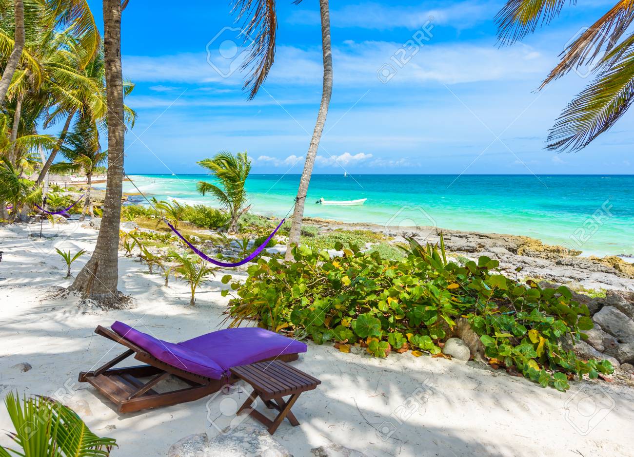 トロピカルリゾートのパラダイスビーチのヤシの木の下のビーチベッドとハンモック リビエラマヤ キンタナルーのトゥルムのカリブ海沿岸 メキシコ の写真素材 画像素材 Image