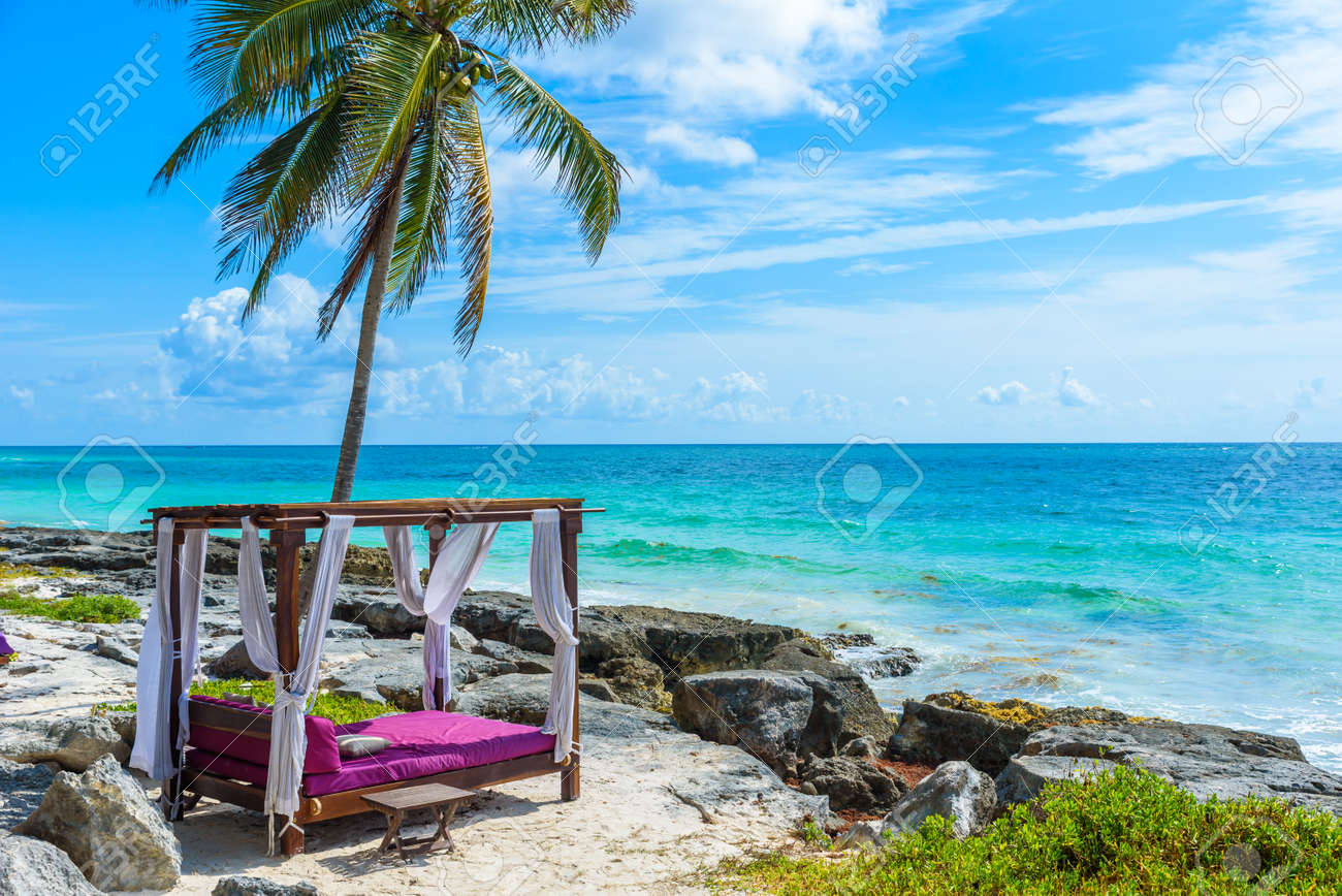 Lits De Plage Sous Les Palmiers Sur La Plage De Paradis Tropical Resort Riviera Maya Côte Des Caraïbes à Tulum à Quintana Roo Mexique