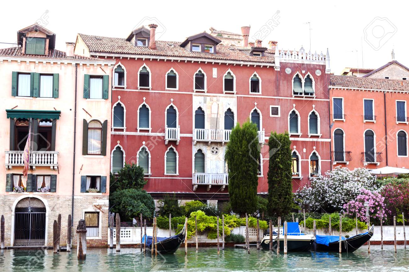 Boote Ausserhalb Wohnungen In Venedig Italien Lizenzfreie Fotos Bilder Und Stock Fotografie Image 32866978
