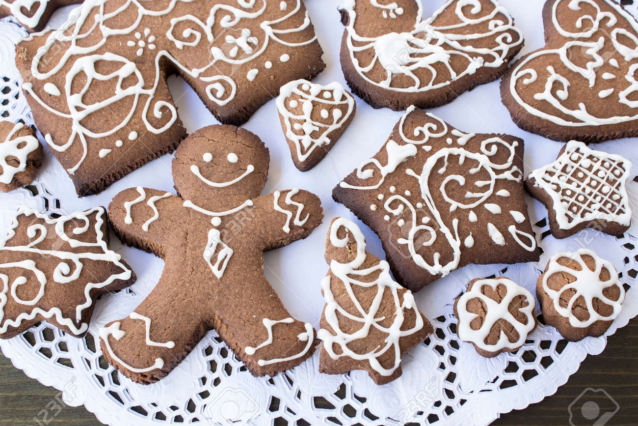 ペーパー レースにジンジャーブレッド クッキー の写真素材 画像素材 Image