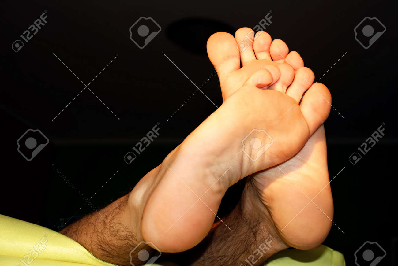 Розарио доусон ступни. Женские пяточки и пальчики. Красивые пятки. Педикюр с желтым цветом. Почему ступни ног желтые.