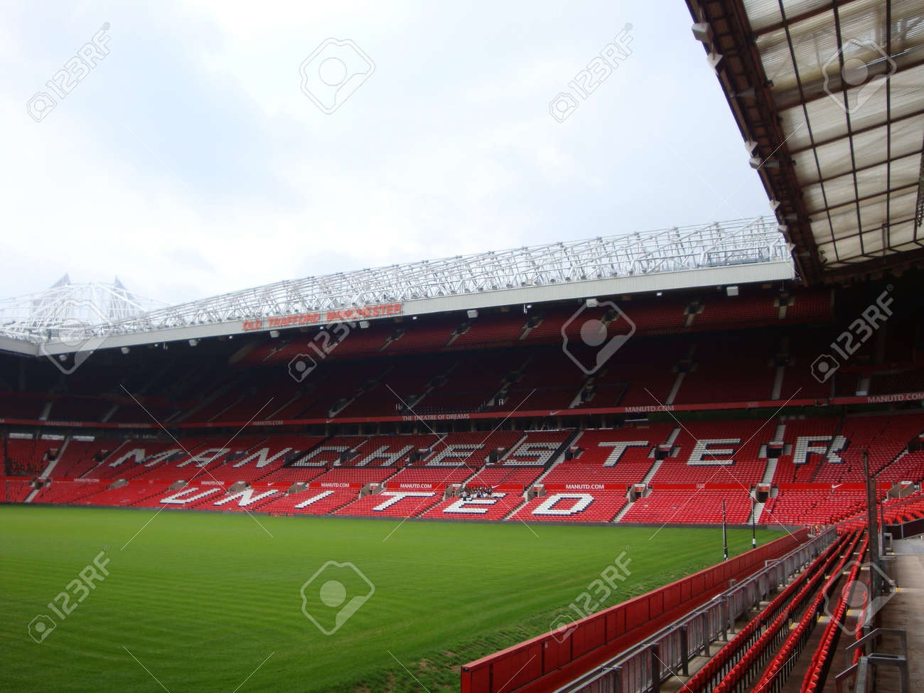 イギリスのマンチェスターにマンチェスターのオールド トラフォードでオールド トラフォード スタジアムはフットボール クラブのマンチェスター ユナイテッドのホーム の写真素材 画像素材 Image