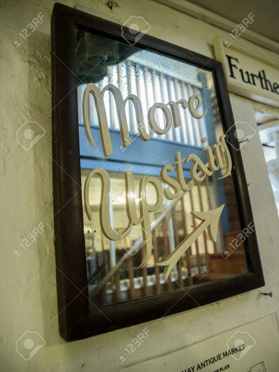 ブラウン木製フレーム ミラー言ってヘイ オン ワイ ウェールズ イギリス ヨーロッパのアンティークの古着店で矢印より上の階に塗られた筆記体 の写真素材 画像素材 Image