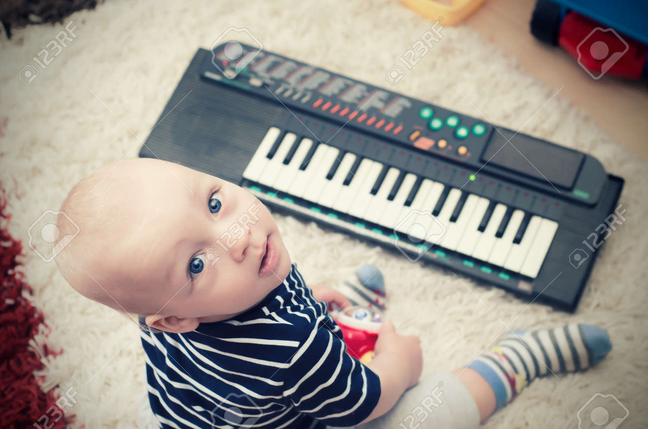 Petit Bebe Joue Sur Le Jouet Clavier Bebe Piano Musique Jouant Enfant Blanc Mignon Petit Concept Banque D Images Et Photos Libres De Droits Image Petit Bebe Joue Sur Le Jouet Clavier Bebe Piano Musique Jouant Enfant Blanc Mignon Petit Concept Banque D Images Et Photos Libres De Droits Image