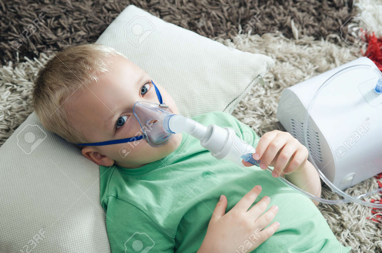 家でネブライザー吸入を作る少年 子供喘息吸入器吸入ネブライザー蒸気病気咳コンセプト の写真素材 画像素材 Image 家でネブライザー吸入を作る少年 子供喘息吸入器吸入ネブライザー蒸気病気咳コンセプト の写真素材 画像素材 Image