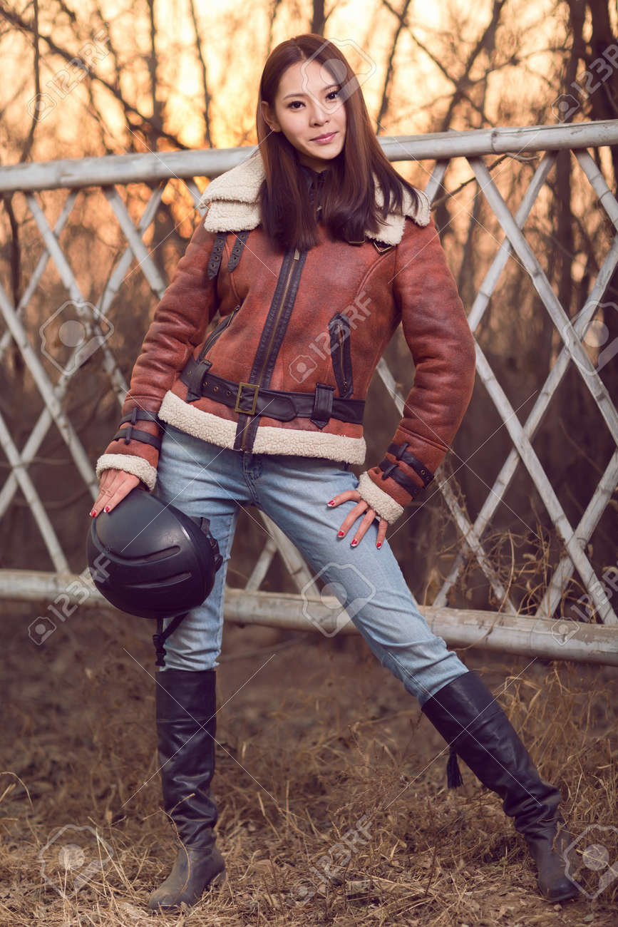 革に身を包んだ美しいアジア女性ライダー の写真素材 画像素材 Image