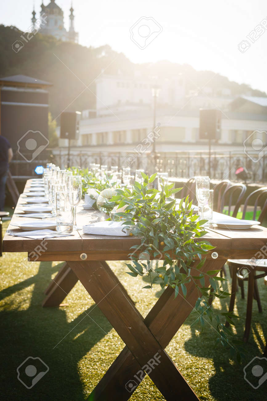 日没木および野生の花お祝いの食卓の行われた結婚式の装飾 の写真素材 画像素材 Image
