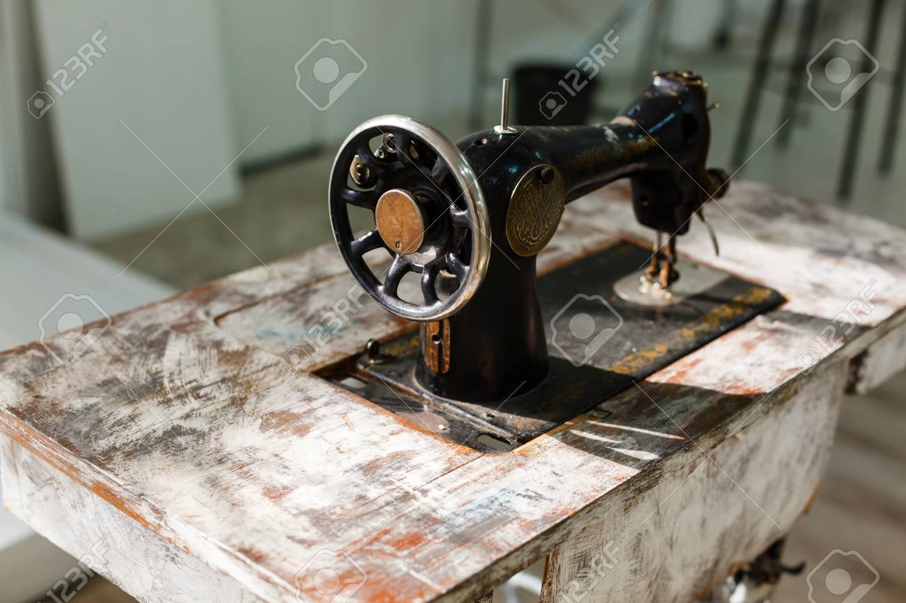 Die Alte Nähmaschine Auf Einem Weißen Hintergrund Lizenzfreie Fotos, Bilder  Und Stock Fotografie. Image 72663767.