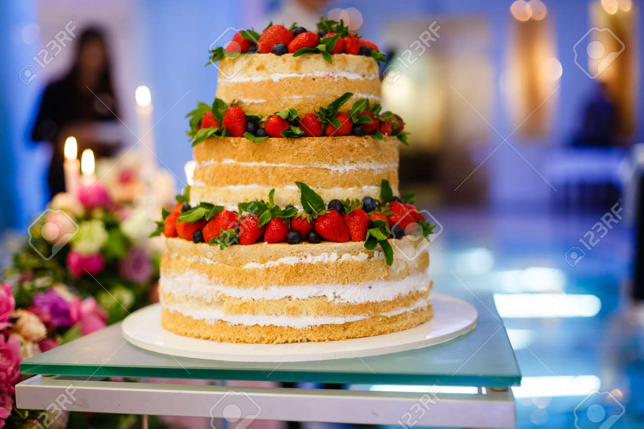Gateau De Mariage Avec Biscuit Sable Ouvert Creme Et Fruits Myrtilles Fraises Framboises Groseilles Rouges Gateau De Mariage Fraise Banque D Images Et Photos Libres De Droits Image