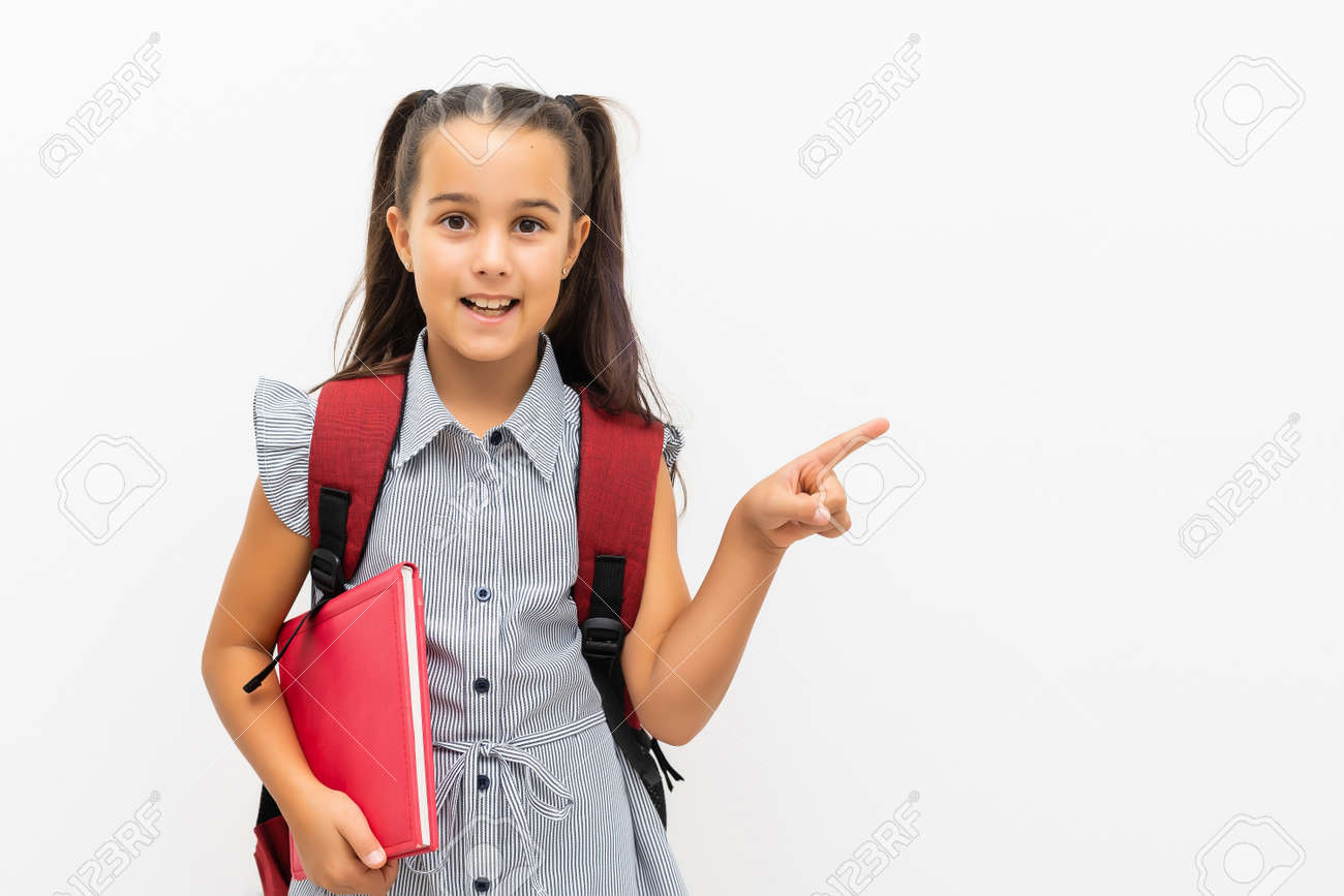 colegiala muestra Pequeña Colegiala Muestra Sobre Fondo Blanco Fotos, retratos, imágenes y  fotografía de archivo libres de derecho. Image 183883050