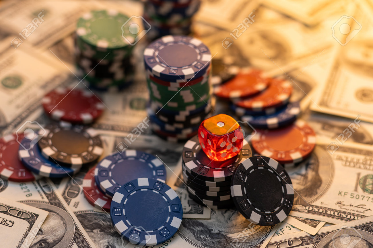 ポーカーチップとお金、ドル。の写真素材・画像素材 Image 191627449