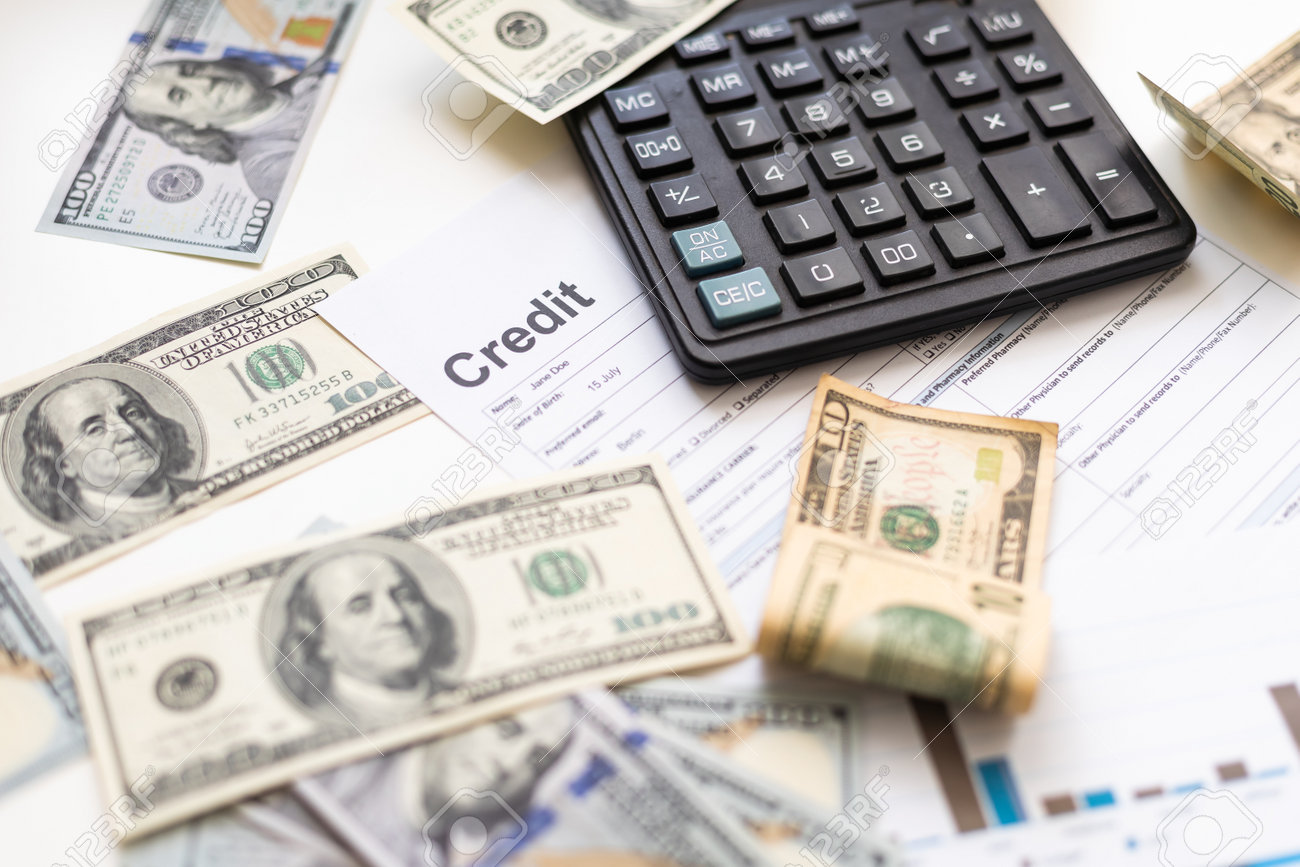 사무실 책상에 비즈니스 그래프 차트 종이 펜 계산기 미국 달러. 재무 보고서 확인. 로열티 무료 사진, 그림, 이미지 그리고  스톡포토그래피. Image 202903760