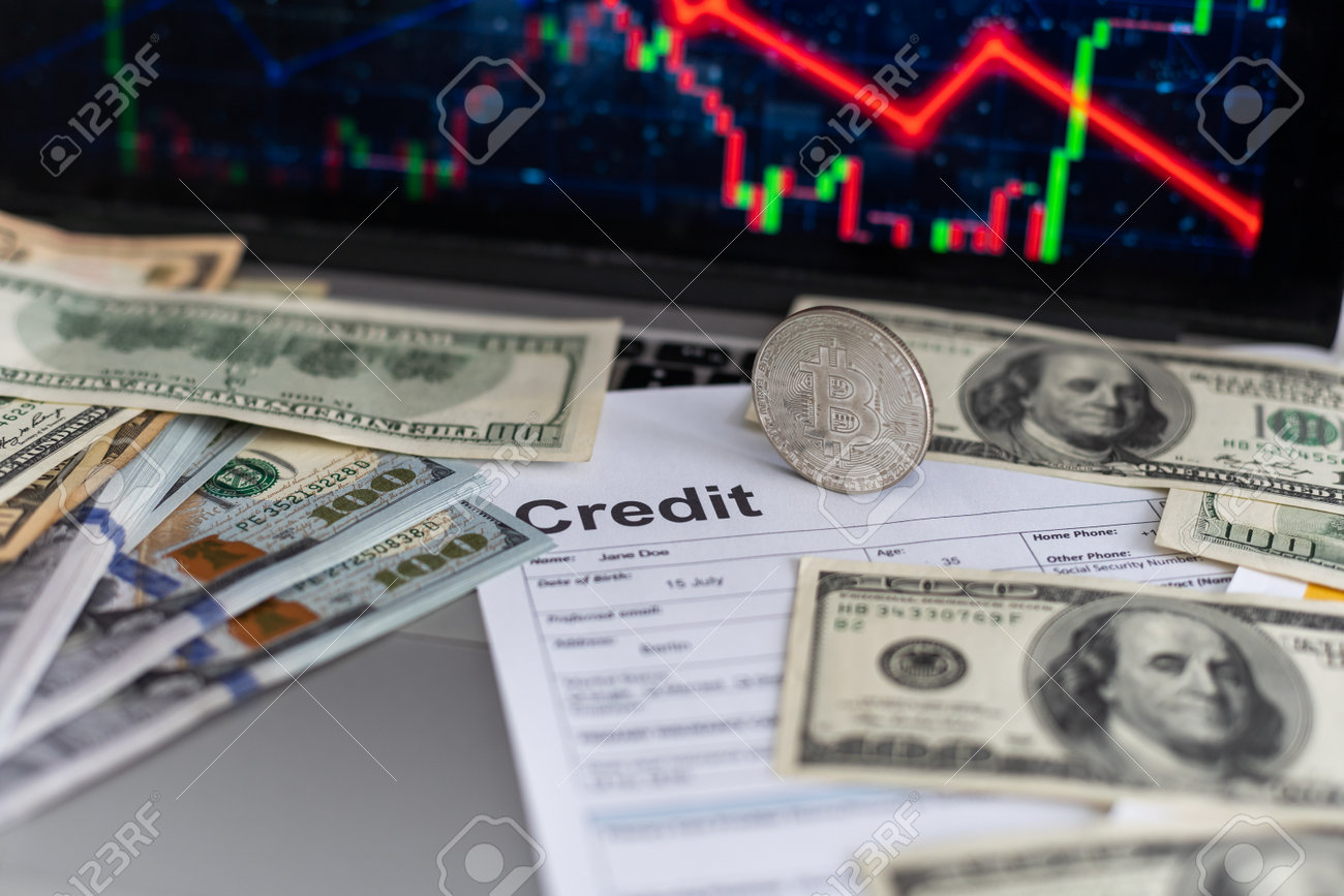 O Preço Do Bitcoin Está Caindo E Todo O Mercado De Criptomoedas Está  Perdendo Dinheiro. A Evolução Do Gráfico Desta Moeda Em Uma Tela De Laptop  Com Fundo Vermelho. Forte Sinal De