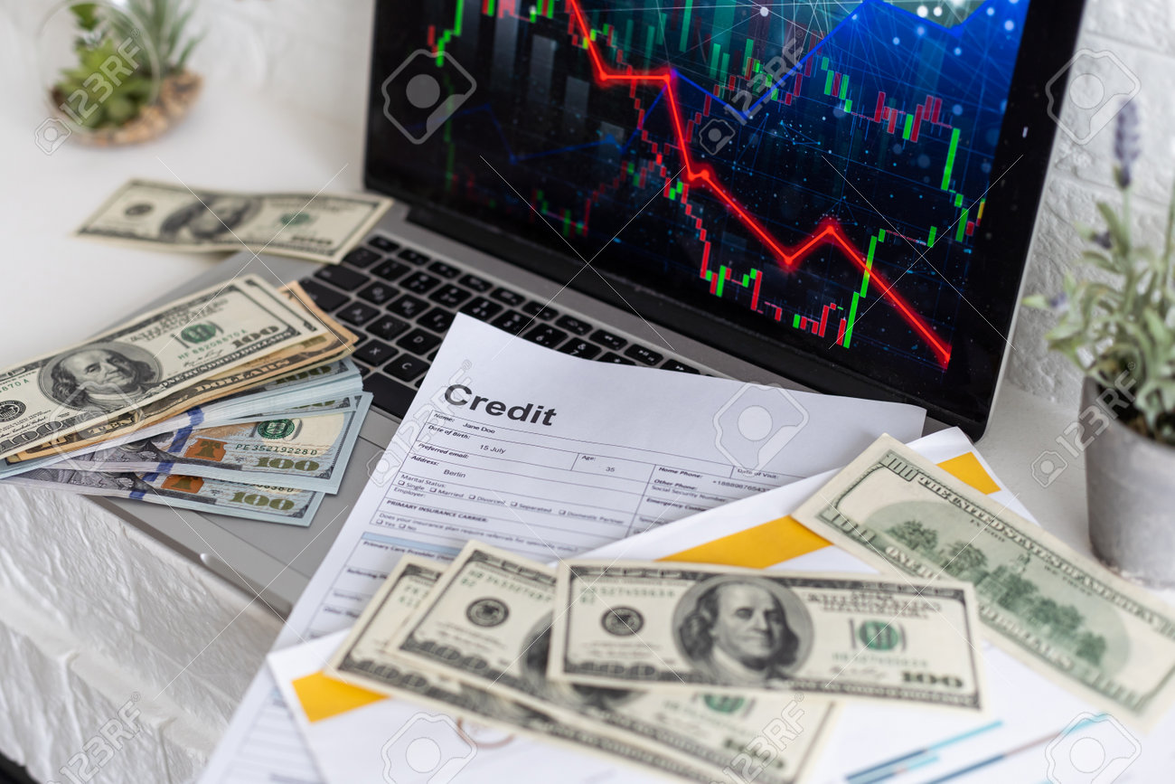 O Preço Do Bitcoin Está Caindo E Todo O Mercado De Criptomoedas Está  Perdendo Dinheiro. A Evolução Do Gráfico Desta Moeda Em Uma Tela De Laptop  Com Fundo Vermelho. Forte Sinal De