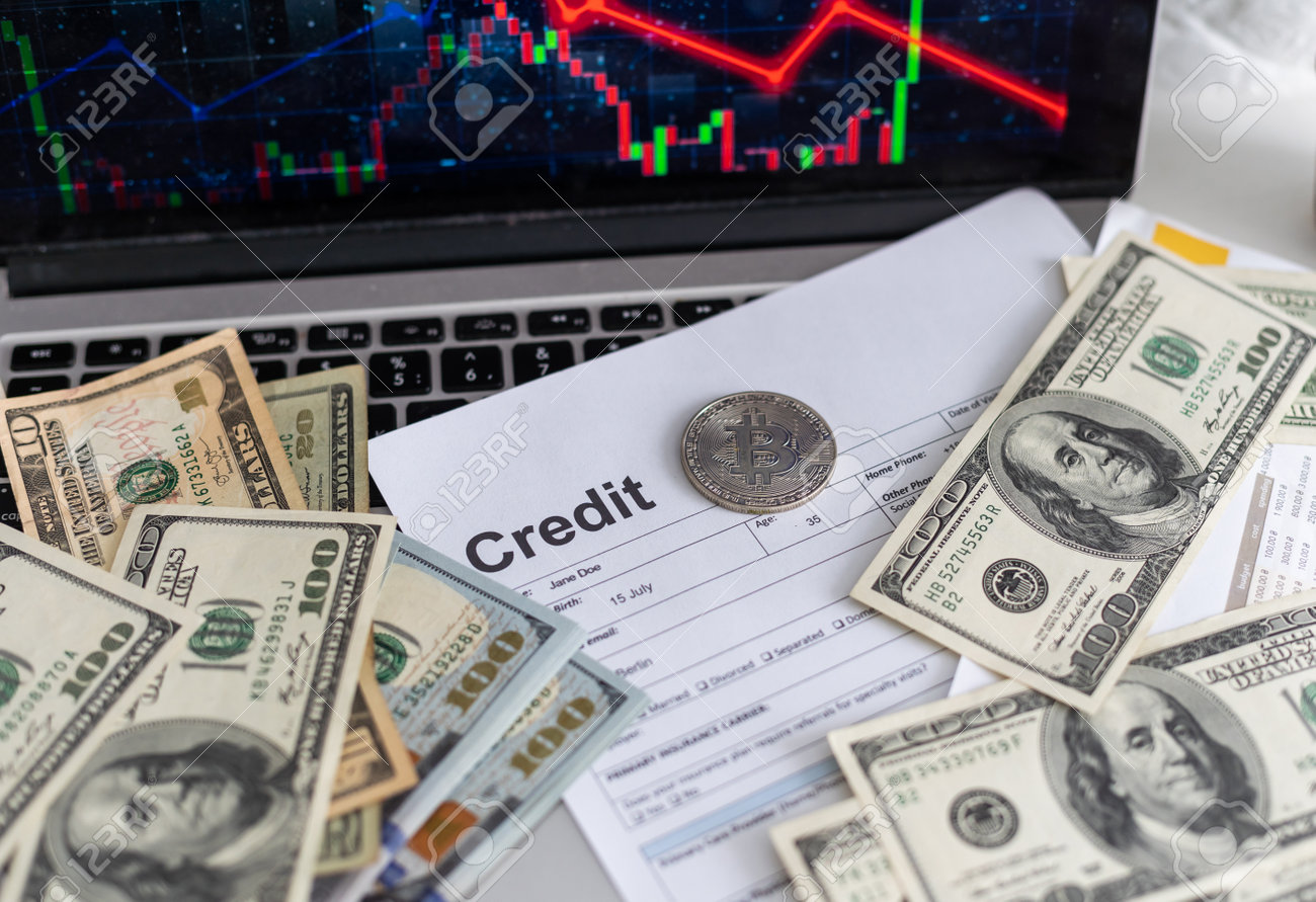 El Mercado De Criptomonedas Está Bajando, Es Hora De Vender, Velas Rojas.  La Evolución Gráfica De Bitcoin En Una Computadora Portátil Y Una Pantalla  De Teléfono Inteligente Que Muestra La Caída De