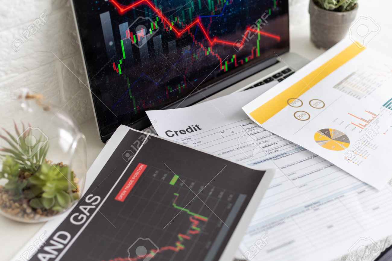 El Precio De Bitcoin Está Cayendo Y Todo El Mercado De Criptomonedas Está  Perdiendo Dinero. La Evolución Gráfica De Esta Moneda En La Pantalla De Una  Computadora Portátil Con Fondo Rojo. Fuerte