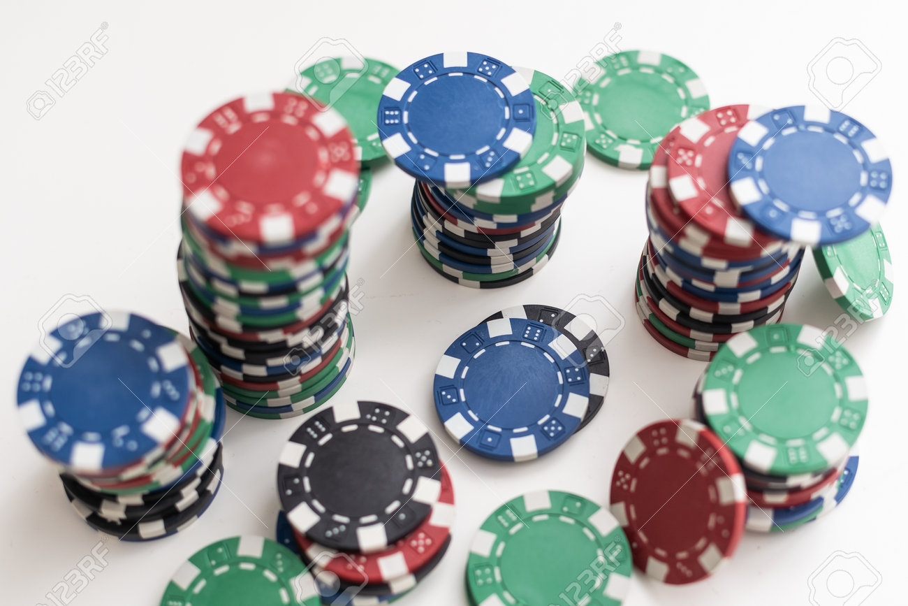 ポーカー、カジノテーブル、カジノチップ。