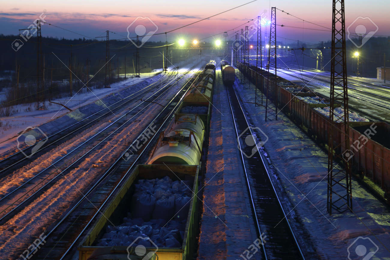冬の夜に鉄道馬車と貨物列車のトップ ビュー の写真素材 画像素材 Image
