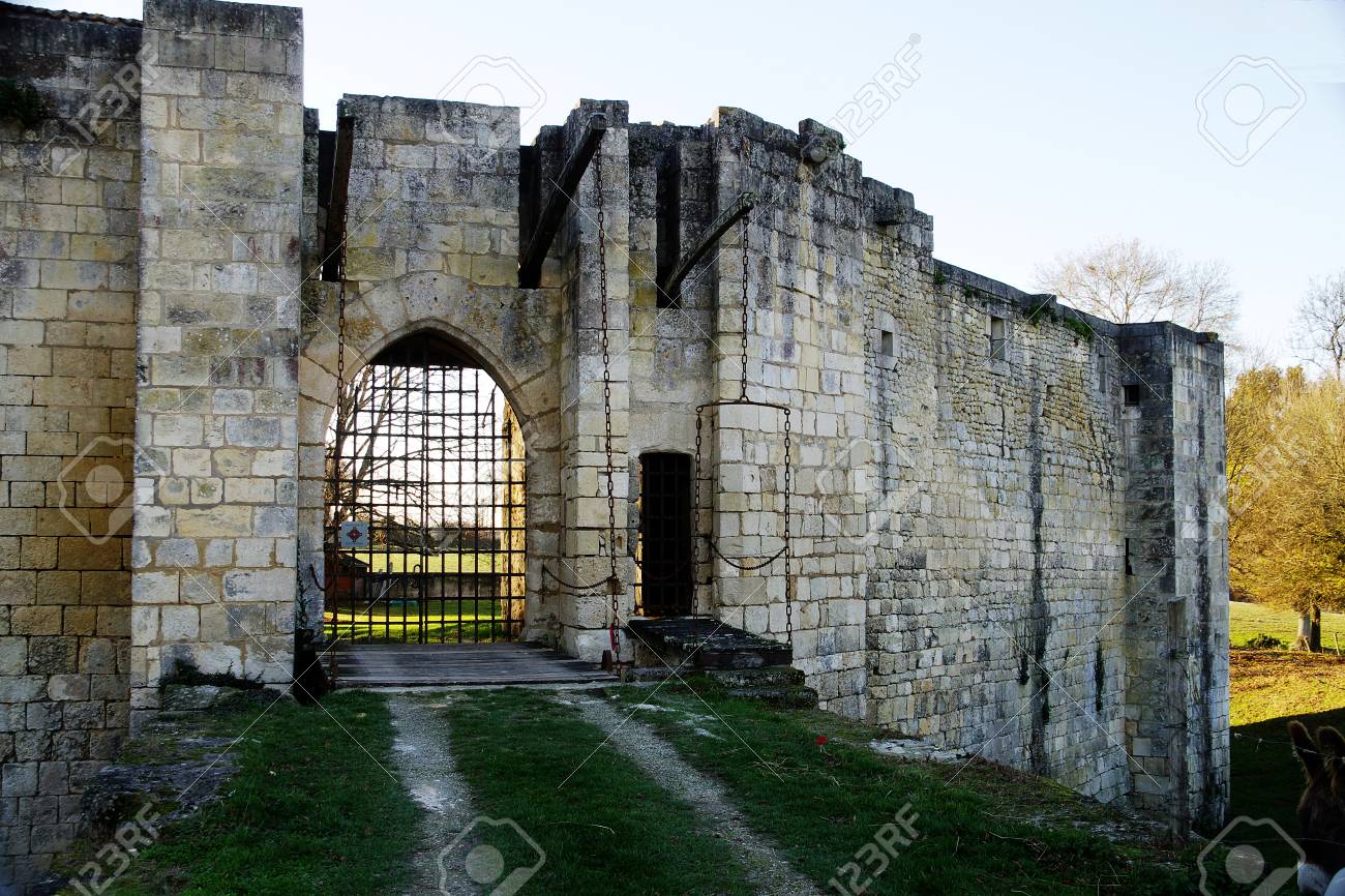 Chateau Fort Nieul Les Saintes Ou Est Ne La Mere Du Poete Ronsard Banque D Images Et Photos Libres De Droits Image