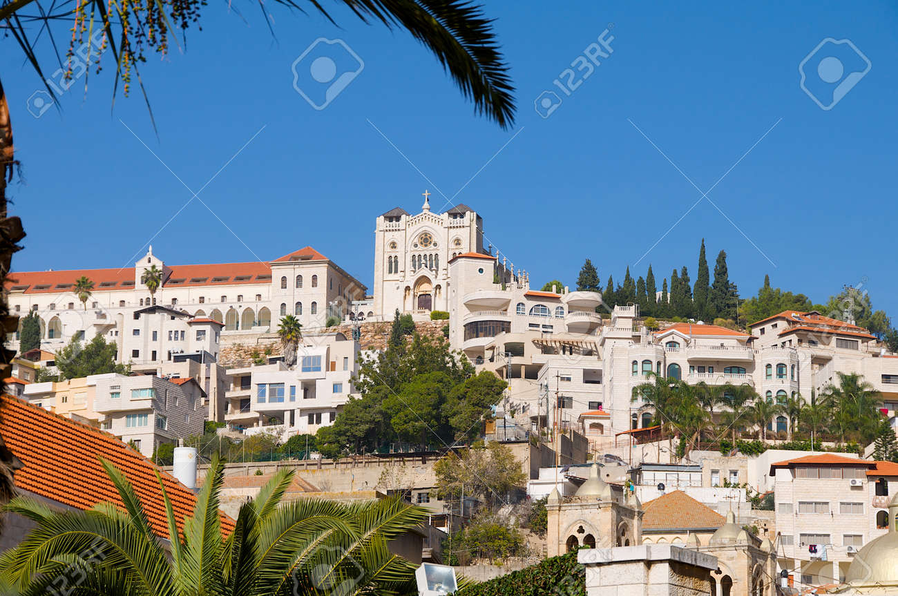 イスラエル ナザレの受胎告知 キリストの幼年期で低いガリラヤの丘にある場所の市 の写真素材 画像素材 Image