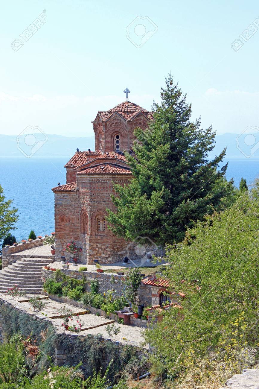 マケドニア正教会はマケドニア共和国のオフリド市のオフリド湖を見下ろすカネオ ビーチに位置しています の写真素材 画像素材 Image