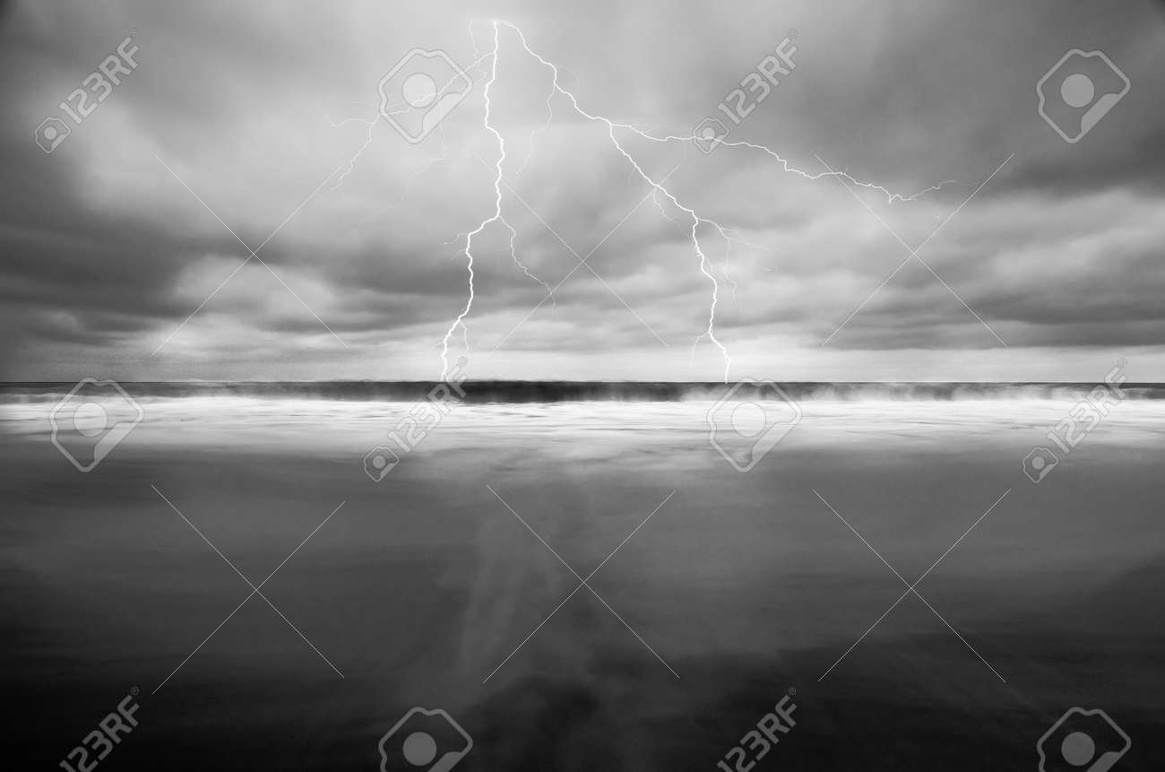 雲に地面電光ボルトは共通の現象 約 100 ストライク地球 S 表面すべての単一の 2 番目のまだ彼らの力は特別 各ボルトには 最大 10 億ボルトの電気を含めることができます の写真素材 画像素材 Image