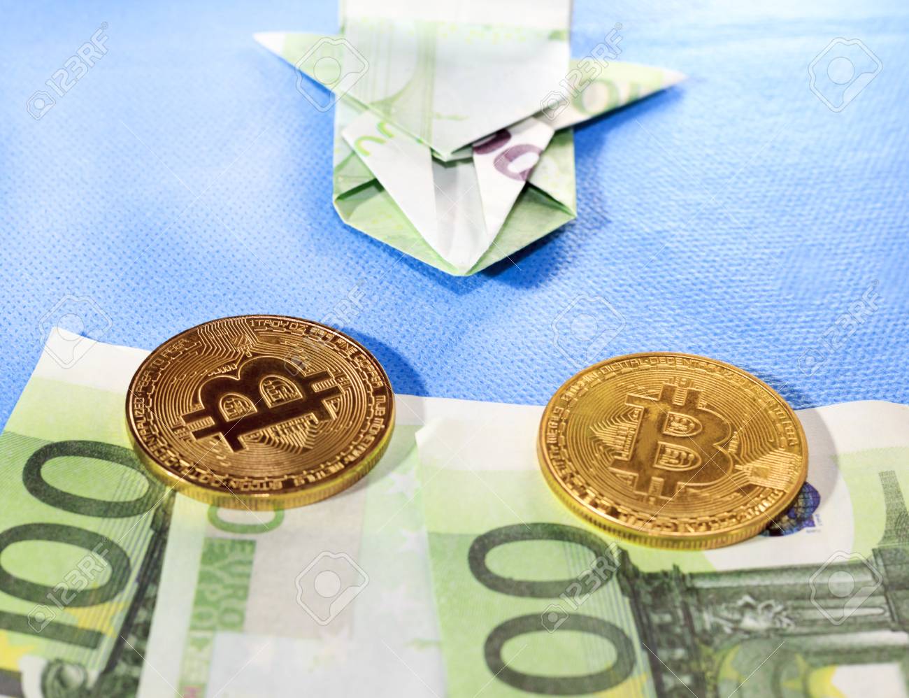 青い背景 ヨーロッパのお金 2ビットコイ お金で作られたレーシングカーは100ユーロです の写真素材 画像素材 Image