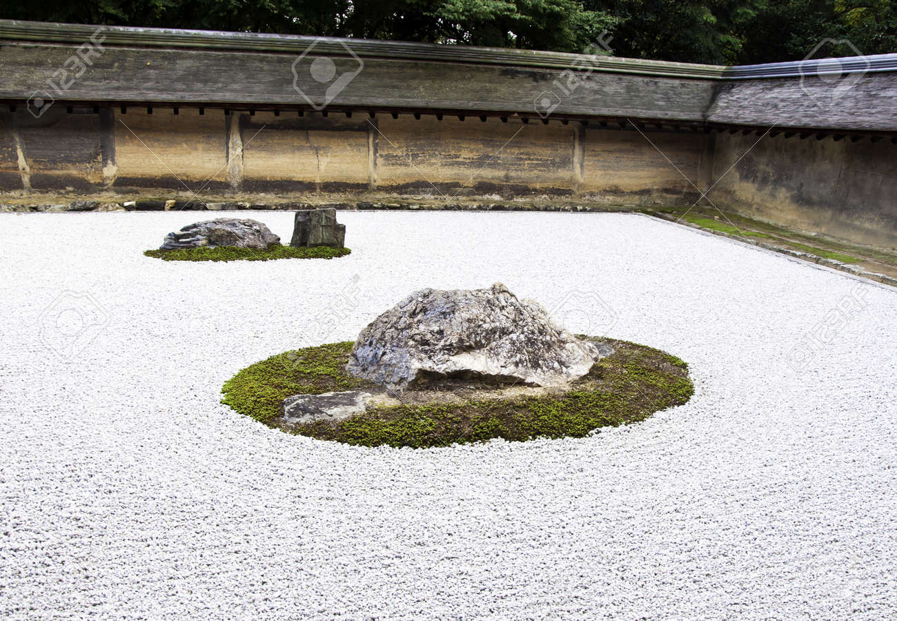 京都の龍安寺の石庭から詳細 の写真素材 画像素材 Image