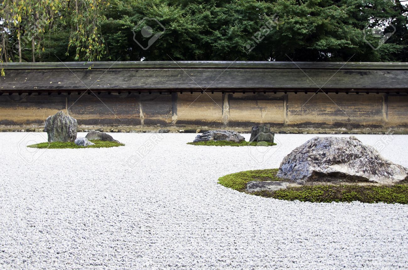 禅の石庭竜安寺 Temple In 庭園 15 白い砂利の石します Kyoto Japan の写真素材 画像素材 Image