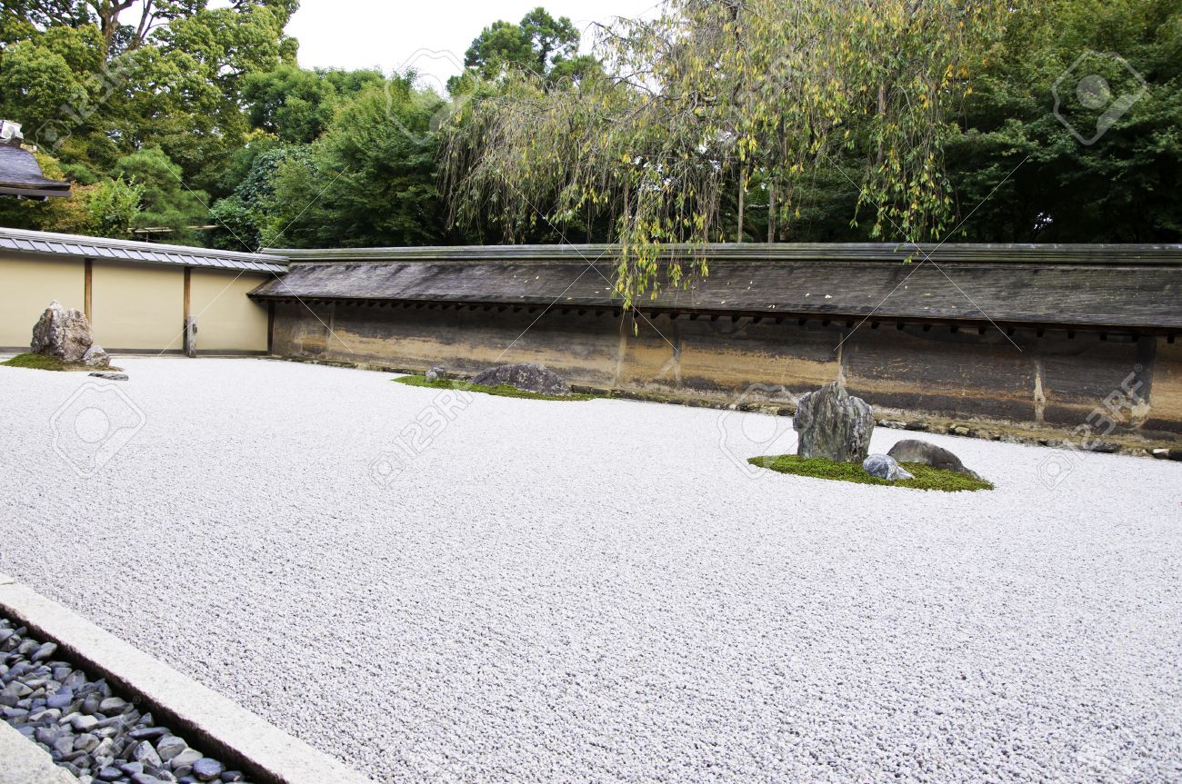 石庭龍安寺 Temple In 庭園における 15 の白い砂利石します Kyoto Japan の写真素材 画像素材 Image