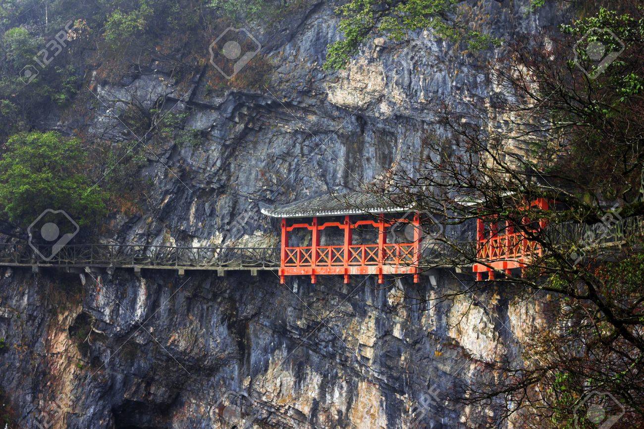 山の上 天門山 張り家界市 中国を取り囲む崖の道 の写真素材 画像素材 Image