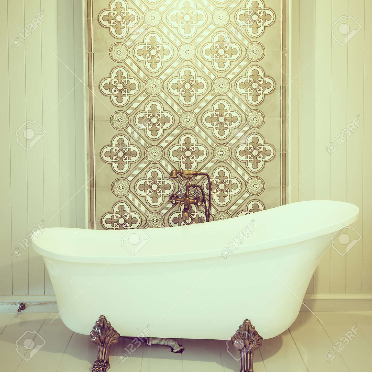 Vintgae Bañera En Cuarto De Aseo - Filtro De La Vendimia Fotos ... Vintgae Bañera En Cuarto De Aseo - Filtro De La Vendimia Fotos ...