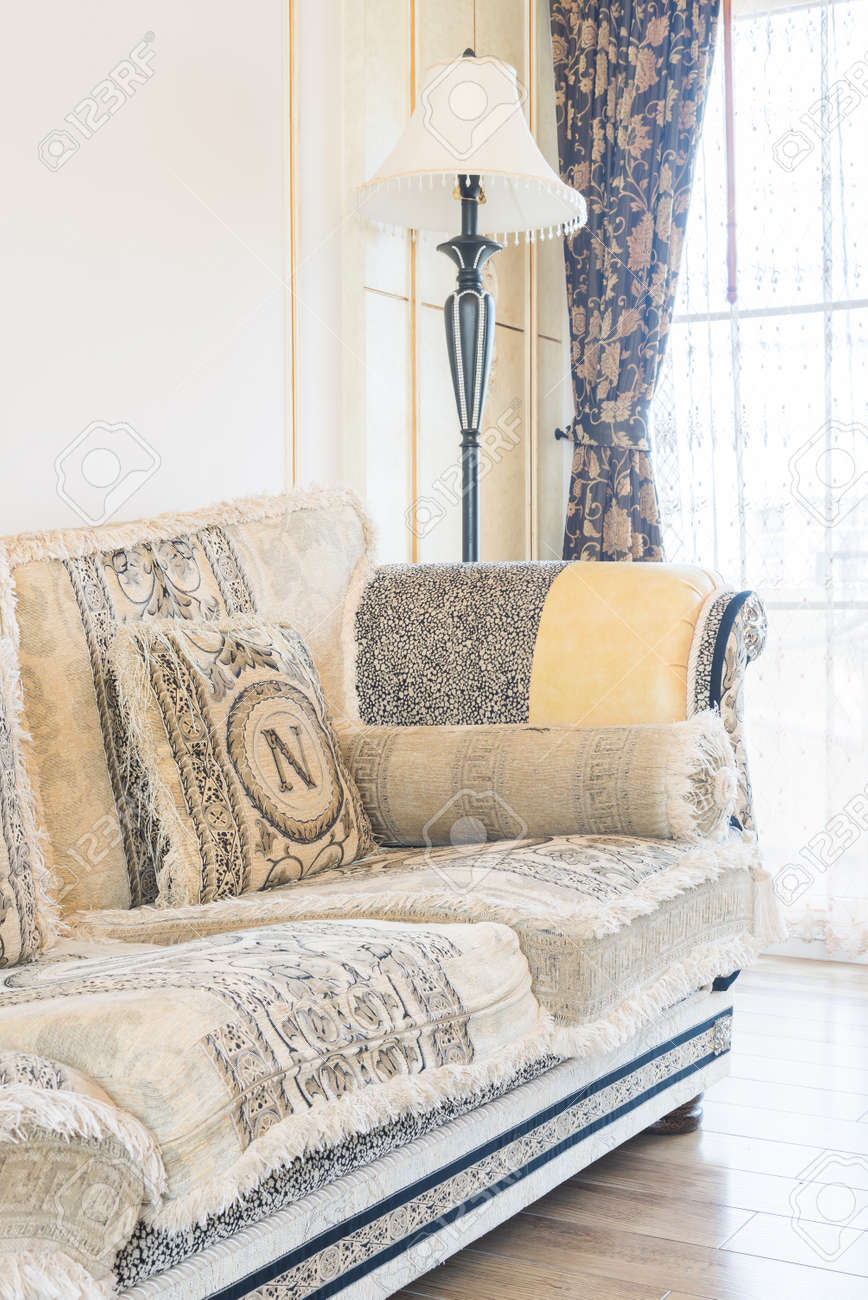 klassisches sofa kissen mit licht lampe dekoration wohnzimmer innenraum