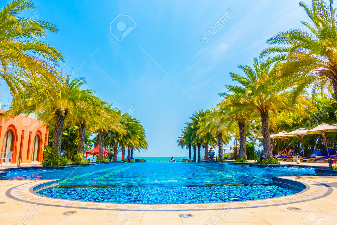 Belle Piscine De Luxe Dans La Piscine De Lhôtel Resort Dynamisez
