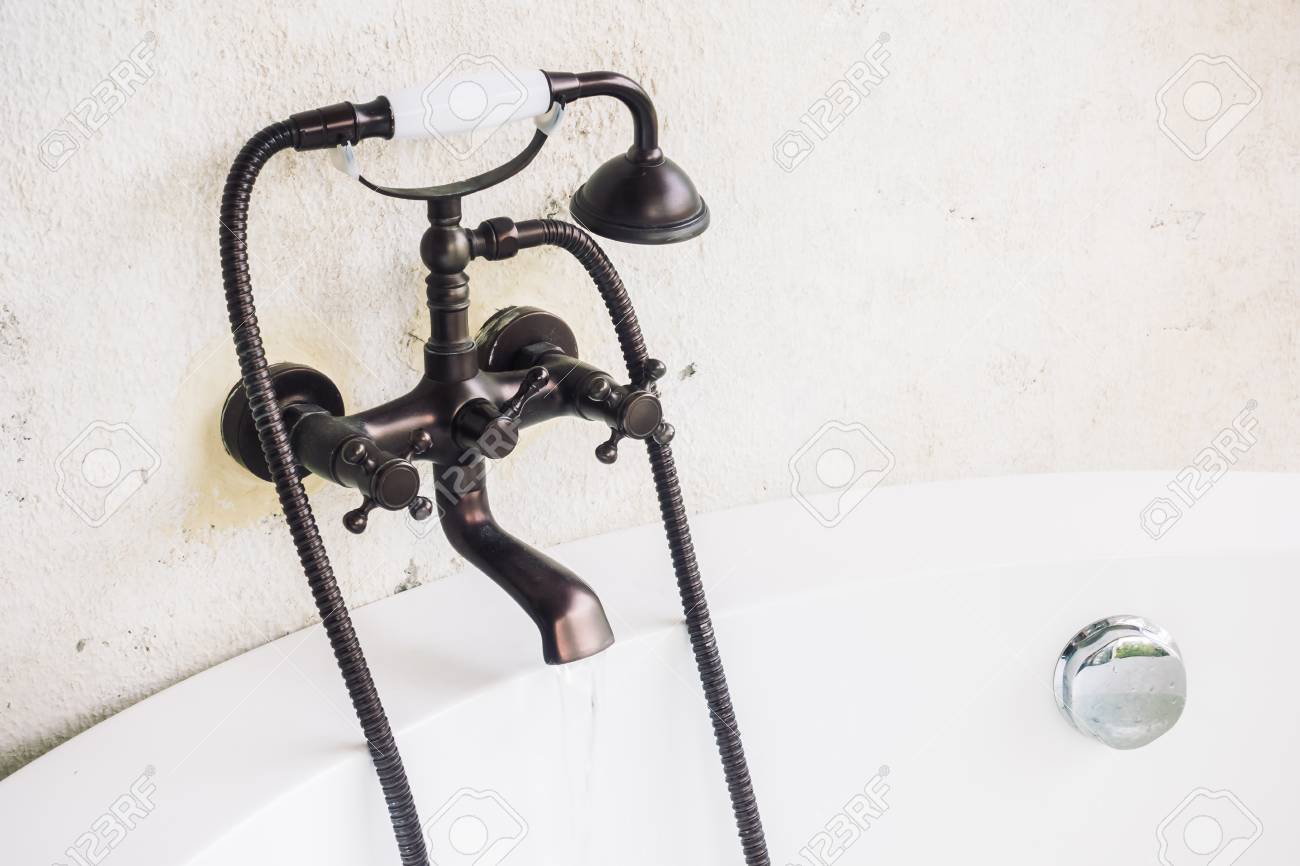 Vieux robinet vintage sur baignoire décoration intérieure salle de bain - Filtre Vintage Lumière Vieux robinet vintage sur baignoire décoration intérieure salle de bain - Filtre Vintage Lumière