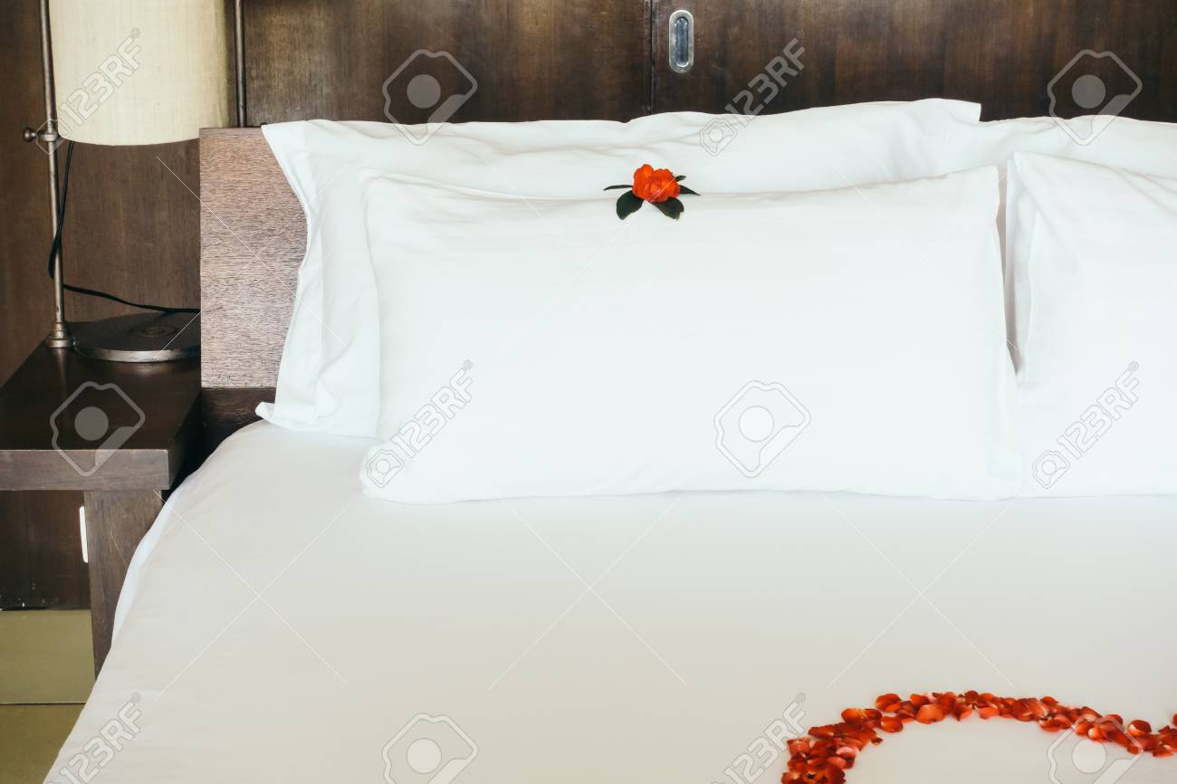 Lit Lune De Miel Decoration Avec Une Serviette De Cygne Avec Fleur Rose Decoration Interieure De Chambre Vintage Filtre Lumiere Banque D Images Et Photos Libres De Droits Image 53760887